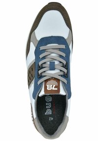 Zapatilla blanca con acentos en gris, azul y marrón. Presenta cordones, detalles laterales perforados y un cuello acolchado. Número de modelo 78 en su interior.
