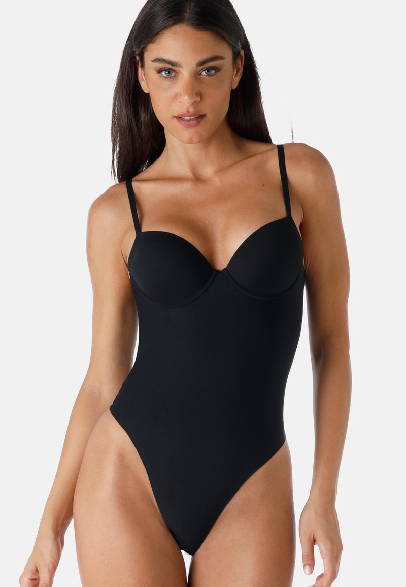 Costume intero nero con design a coppa strutturata e imbottita, spalline sottili e aperture per le gambe a taglio alto, realizzato in tessuto morbido ed elastico.