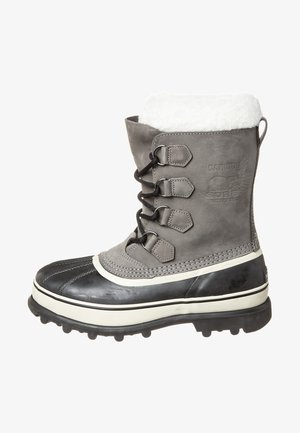 Botas de invierno impermeables grises con parte inferior de goma negra, forro de peluche sintético, diseño con cordones y suela resistente con tracción; presenta una marca en el lateral.