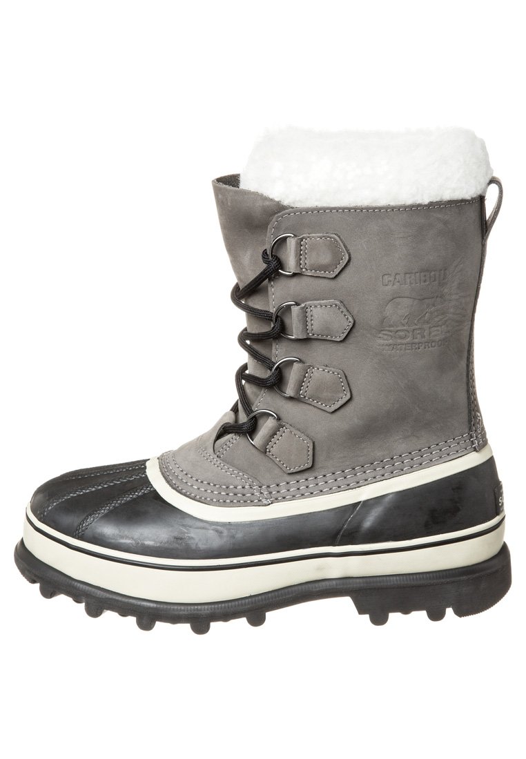 Botte d'hiver imperméable grise avec une partie inférieure en caoutchouc noir, doublure en fausse fourrure, design à lacets, et semelle robuste avec crampons ; présente un logo sur le côté.