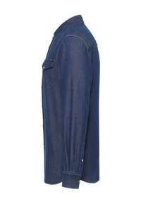 Jeansowa koszula w ciemnoniebieskim kolorze z długimi rękawami, szpiczastym kołnierzykiem, zapięciem na guziki i jedną kieszenią na piersi. Gładka tekstura z delikatnym wyblaknięciem.