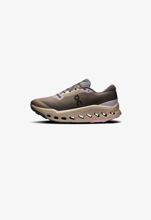 Sportschuh mit einem beigen und braunen Mesh-Obermaterial, rosa Akzenten und einer gepolsterten Sohle mit ausgeschnittenen Details für Flexibilität und Atmungsaktivität.