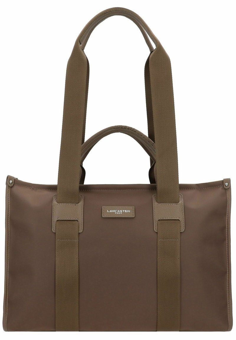 Borsa a spalla in tessuto marrone con doppie maniglie e spallacci regolabili. Presenta una superficie liscia e una placca con il logo sul davanti. Forma rettangolare.
