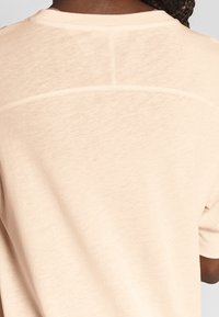 Filippa K T-shirt basic - apricot