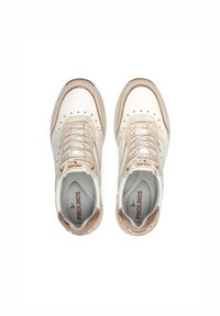 Zapatillas deportivas blancas y beige con una parte superior de cuero suave, detalles perforados, puntera redonda y cordones beige. Logo de la marca visible en el interior.