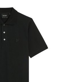 Černé polo tričko s límcovým výstřihem, tříknoflíkovou légou, krátkými rukávy a vyšitým logem na levé hrudi.