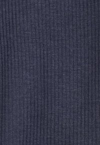 Dunkelblauer, gerippter Stoff mit feiner Textur, der vertikale Linien und einen leichten Glanz aufweist, geeignet für Bekleidung oder Polsterung.