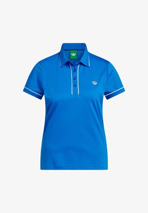 Polo bleu à manches courtes avec bordure blanche sur le col et les manches, trois boutons bleus, et petit logo blanc sur le côté gauche de la poitrine.