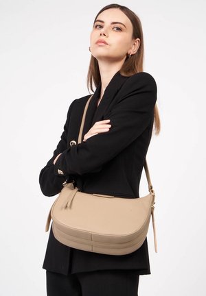 Borsa a tracolla in pelle beige con una forma curva, texture liscia e tasca frontale con zip. Tracolla regolabile e dettagli di cucitura sottili.