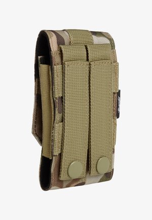 Bolsa de tela con diseño de camuflaje en tonos tierra, con dos solapas aseguradas por cierres a presión. Presenta costuras reforzadas y un diseño robusto.