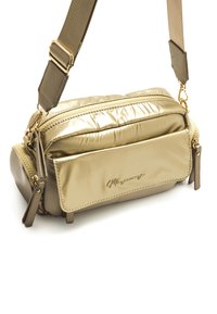 Goldene Metallic-Umhängetasche mit gesteppter Textur, Reißverschluss und abnehmbarem Riemen. Verziert mit Logo-Detail und glatten Akzenten.