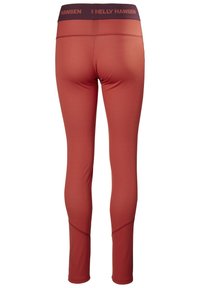 Leggings rojos activos hechos de tela elástica y texturizada. Presentan una cinturilla negra ancha con el logo "HELLY HANSEN" y detalles de costura en ángulo.