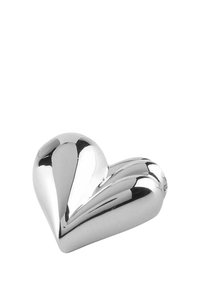 Objet décoratif en argent poli en forme de cœur avec des surfaces lisses et courbes et un éclat subtil, présentant des rainures distinctes et une base arrondie.