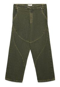 Pantaloni in denim verde a gamba larga con design a pannello curvo, cuciture gialle e tasche frontali. Presentano una chiusura con bottone e passanti per la cintura.