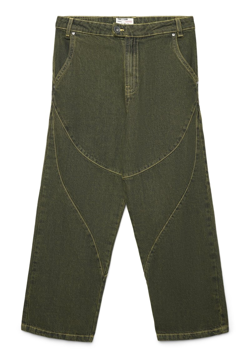 Pantaloni in denim verde a gamba larga con design a pannello curvo, cuciture gialle e tasche frontali. Presentano una chiusura con bottone e passanti per la cintura.