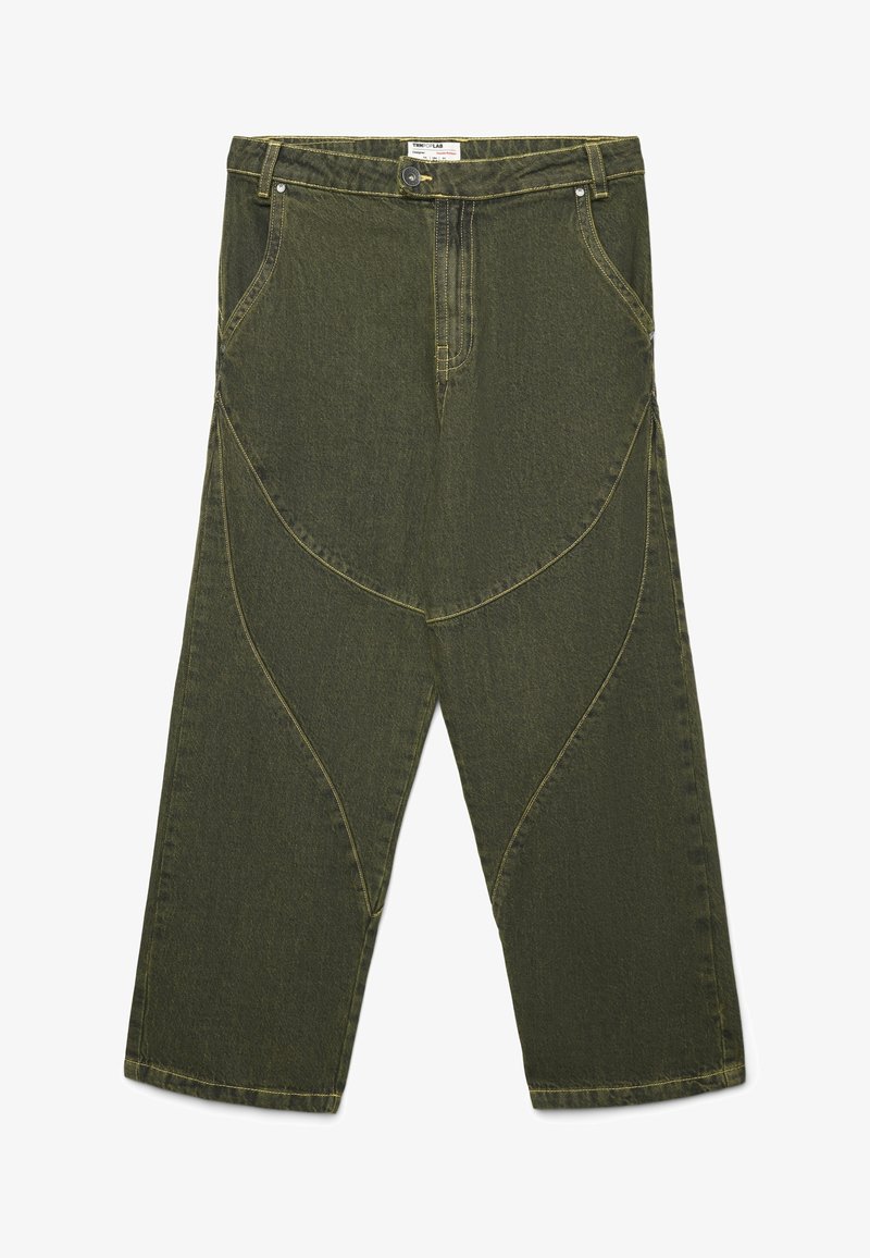 Pantaloni in denim verde a gamba larga con design a pannello curvo, cuciture gialle e tasche frontali. Presentano una chiusura con bottone e passanti per la cintura.
