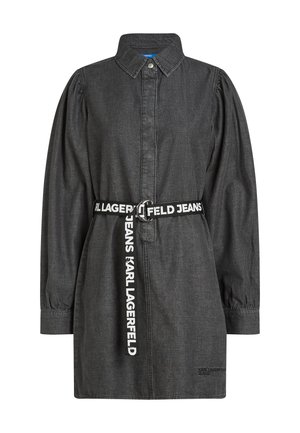 Ciemnoniebieska sukienka koszulowa z kołnierzykiem, zapięciem na guziki i długimi bufiastymi rękawami. Posiada markowy pasek z srebrnym pierścieniem.