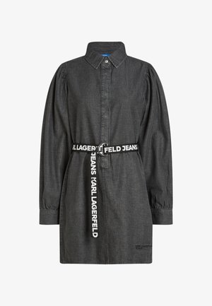 Rochie din denim închis, cu guler, închidere cu nasturi și mâneci lungi tip puff. Dispune de un brâu cu marcaj și inel argintiu.