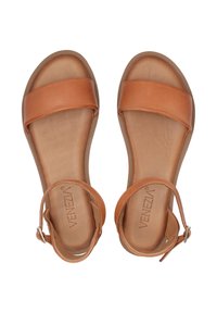 Helle Leder-Sandalen mit einem breiten Zehenriemen, einem schmaleren Knöchelriemen und einer Schnalle. Glatte Textur und leicht gepolsterte Fußbett.