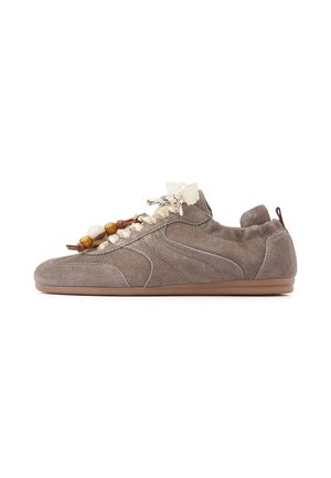 Baskets décontractées en daim gris avec semelle beige, lacets décoratifs avec perles et une languette à l'arrière.