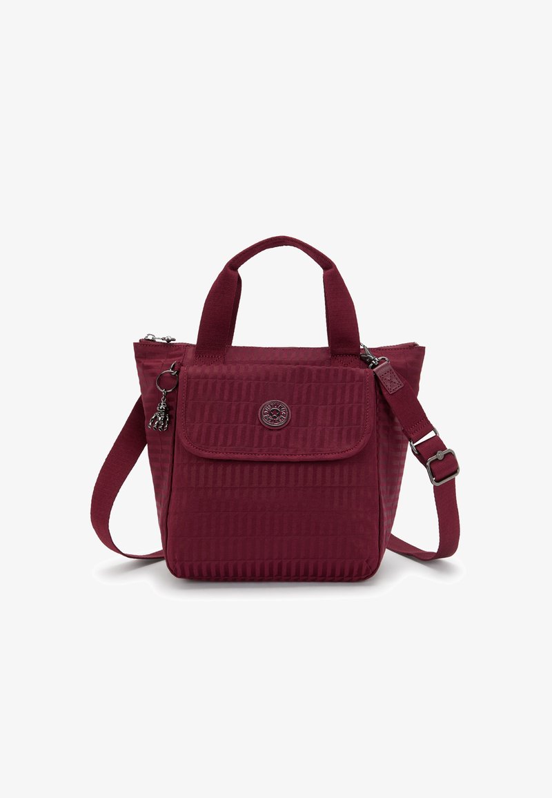 Sac fourre-tout bordeaux en tissu texturé, avec deux poignées supérieures et une bandoulière amovible. Dispose d'un rabat et d'un détail de logo embossé.