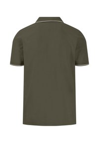 Donkergroen poloshirt met een klassieke kraag, korte mouwen en witte bies langs de kraag en mouwranden. Eenvoudig ontwerp en effen kleur.
