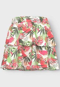 Jupe à imprimé floral avec un design superposé ; présente des couleurs rose, verte et blanche ; fabriquée en tissu léger ; comprend des accents volants.