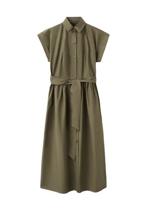 Zielona oliwkowa sukienka z miękkiego materiału, z przodem na guziki, krótkimi rękawami, paskiem w talii i zwiewną spódnicą.