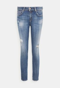 Jeans in denim blu slim fit con aree sbiadite e strappi sulle cosce, dotati di tasche frontali e chiusura con bottone.