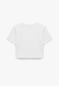 Hvid kortærmet t-shirt lavet af bomuld, med korte ærmer og rund hals. Glat tekstur med et minimalistisk design, ingen mønstre eller detaljer.