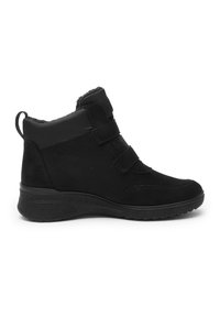 Stivaletto nero alla caviglia con due cinturini in Velcro, suola spessa, collo imbottito e asola per tirare, su sfondo bianco.