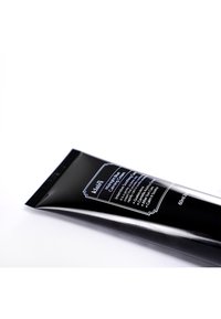 Tube noir de la crème apaisante Klairs Midnight Blue, avec du texte blanc et une étiquette argentée. Détails du produit et ingrédients imprimés sur le côté.