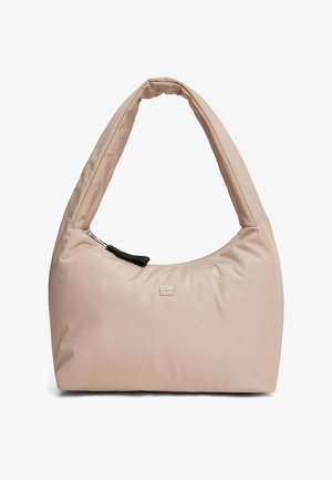 Borsa in nylon imbottito di un delicato colore rosa, con silhouette curva, manico largo e chiusura con zip. Dettaglio del logo minimalista in hardware color argento.