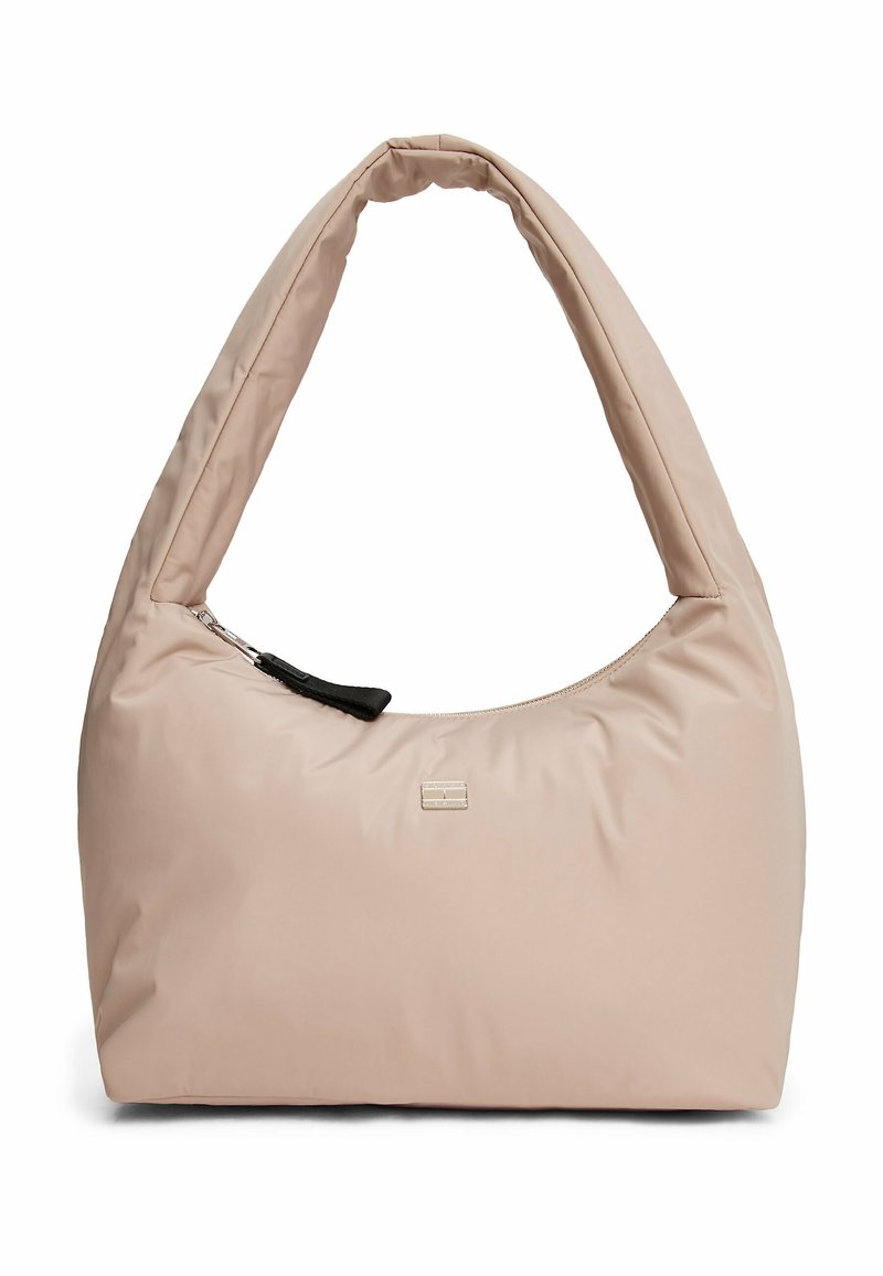 Borsa in nylon imbottito di un delicato colore rosa, con silhouette curva, manico largo e chiusura con zip. Dettaglio del logo minimalista in hardware color argento.