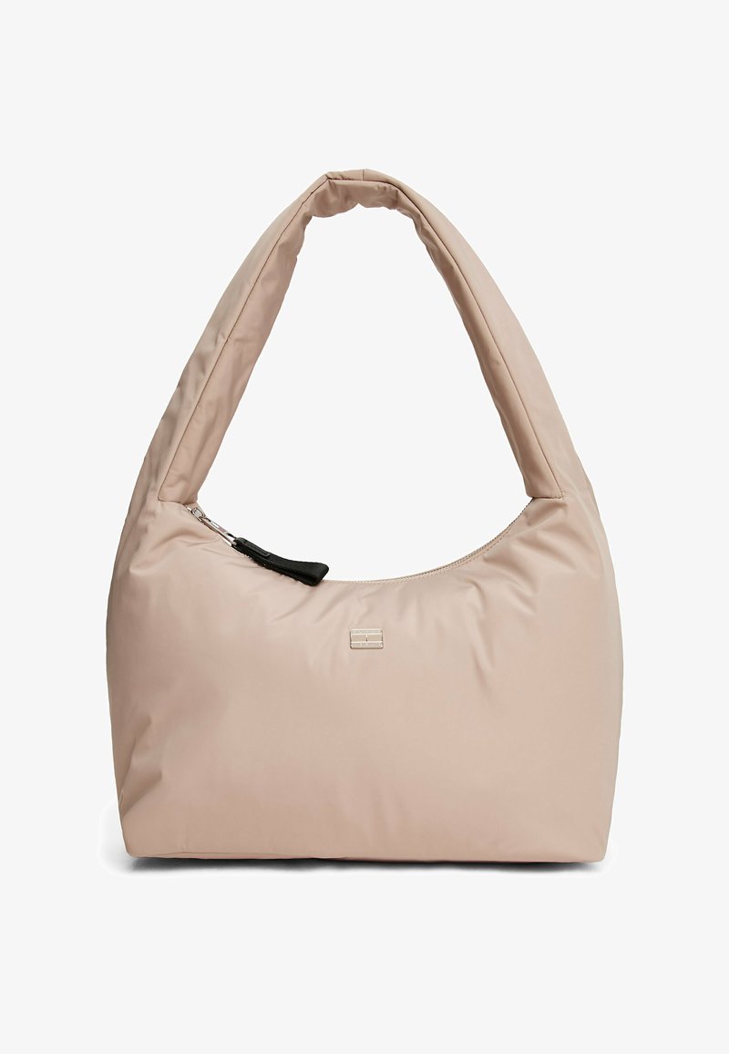 Miękka różowa torba z wypełnieniem, wykonana z nylonu, o zaokrąglonym kształcie, szerokim uchwycie i z zamknięciem na zamek. Minimalistyczny detal z logo w srebrnym kolorze.