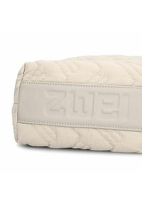 Borsa in tessuto trapuntato color crema con forma rettangolare, caratterizzata da un elegante accento grigio con logo in rilievo sul lato.