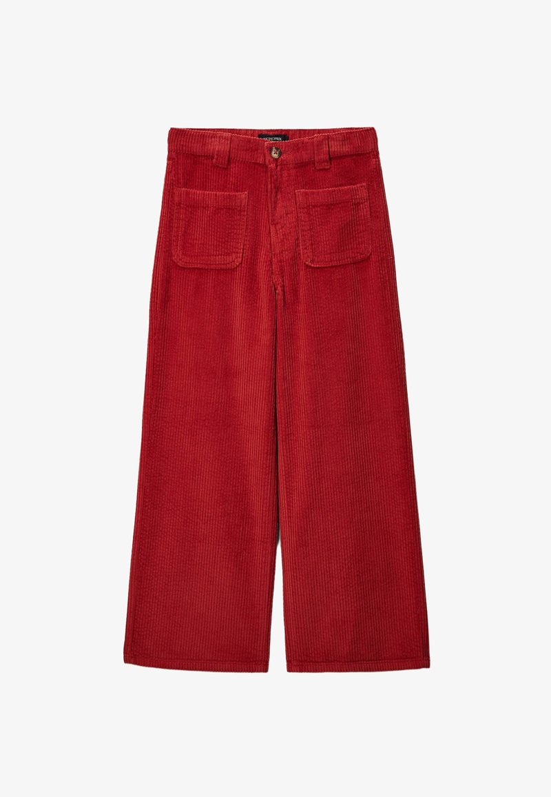 Pantalons larges en velours côtelé rouge avec une surface texturée, comportant deux poches arrière et une fermeture à bouton à la taille.