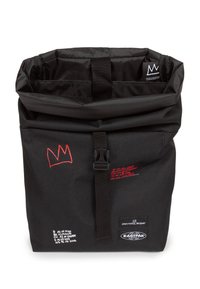 Svart tyg rulltoppsväska med röd broderi, justerbar spänne-låsning och olika tryckta textdetaljer. Har märkespatchar.