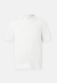 Weißes kurzärmliges Poloshirt mit strukturiertem Strickdesign, das einen V-Halsausschnitt und gerippte Bündchen für einen figurbetonten Abschluss aufweist.