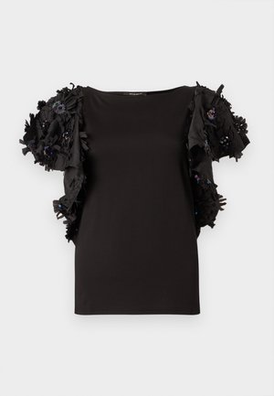 Crna majica kratkih rukava s teksturiranim tkanjem ukrašena cvjetnim detaljima i šljokicama na rukavima. Glatki dizajn tijela.