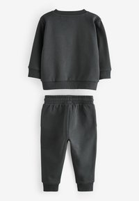 Donkergrijs katoenen sweatset bestaande uit een sweatshirt met ronde hals en ribgebreide boorden, en bijpassende joggers met elastische tailleband en boorden.