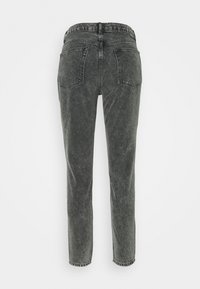 Jean en denim gris foncé taille haute, lavé, avec poches arrière, jambes droites et coutures visibles le long des coutures et des ourlets.