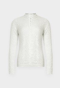 Top blanco de manga larga hecho de encaje, con cuello alto y cierre de botón, patrón floral en toda la prenda y un acabado texturizado.