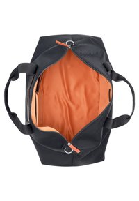 Schwarze Duffel-Tasche mit orangefarbenem Innenfutter, ausgestattet mit robusten Griffen, einem Reißverschluss und einer glatten, strukturierten Außenseite.