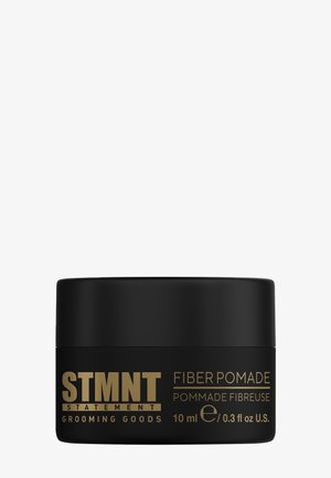 Contenant noir de STMTN Fiber Pomade avec texte doré, taille 10 ml, présentant une surface lisse et une forme simple et ronde.