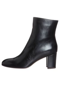 Černá kožená kotníková bota s elegantním designem, zaoblenou špičkou a robustním podpatkem. Povrch má hladkou texturu a jemný lesk.