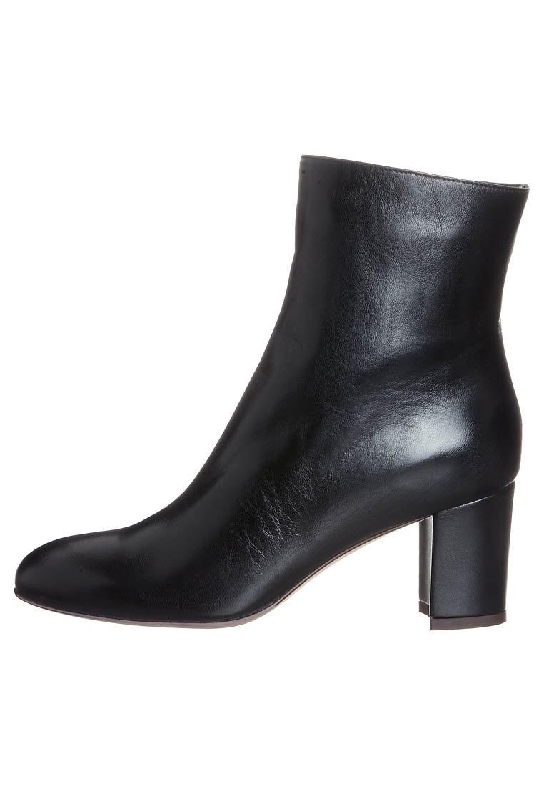 Černá kožená kotníková bota s elegantním designem, zaoblenou špičkou a robustním podpatkem. Povrch má hladkou texturu a jemný lesk.