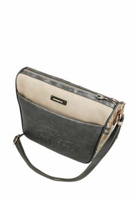 Bolso de hombro negro y beige con texto en relieve, cierre de cremallera doble, correa ajustable y panel lateral con patrón de camuflaje.