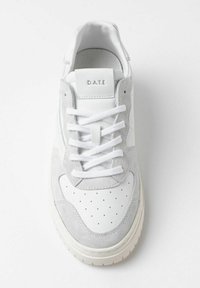 Sneaker bianco con accenti in suede grigio, punteggiatura sulla parte anteriore, e lacci bianchi piatti. Presenta il logo "D.A.T.E." impresso sulla linguetta. Suola in gomma.