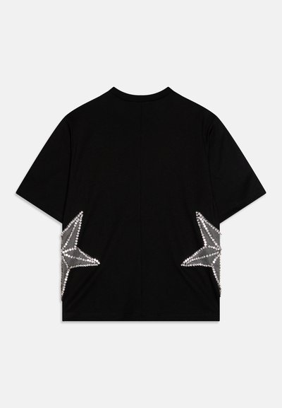Sort t-shirt med to store, sølvfarvede stjerner på de nederste sider. Lavet af et blødt materiale med en afslappet pasform og rund hals.